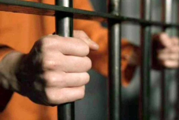 முன்னாள் போலீஸ் அதிகாரிக்குத் தண்டனை நிலை நிறுத்தம்