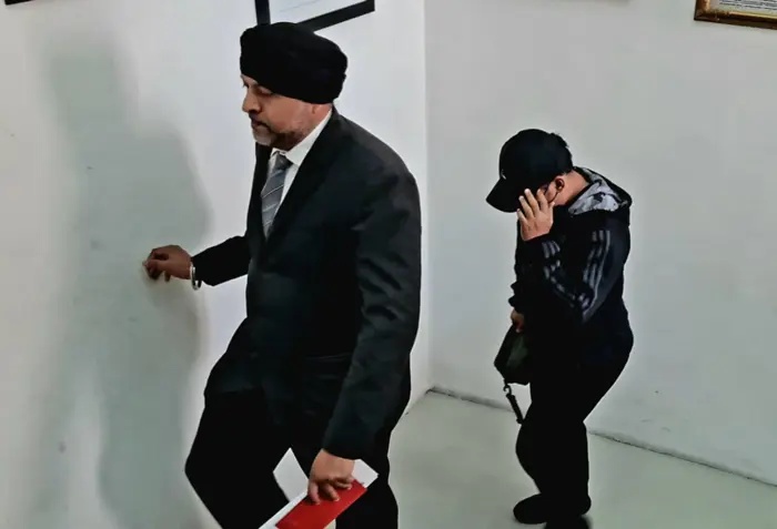 மாணவர் பாலியல் பலாத்காரம்: ஆசிரியர் மீது குற்றச்சாட்டு