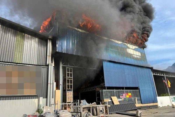 பத்துகேவ்ஸ் தொழிற்பேட்டையில் தளவாடத் தொழிற்சாலை தீயில் அழிந்தது