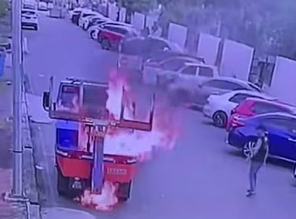 லாரியைப் பெட்ரோல் ஊற்றி எரித்தார் ஆடவர்