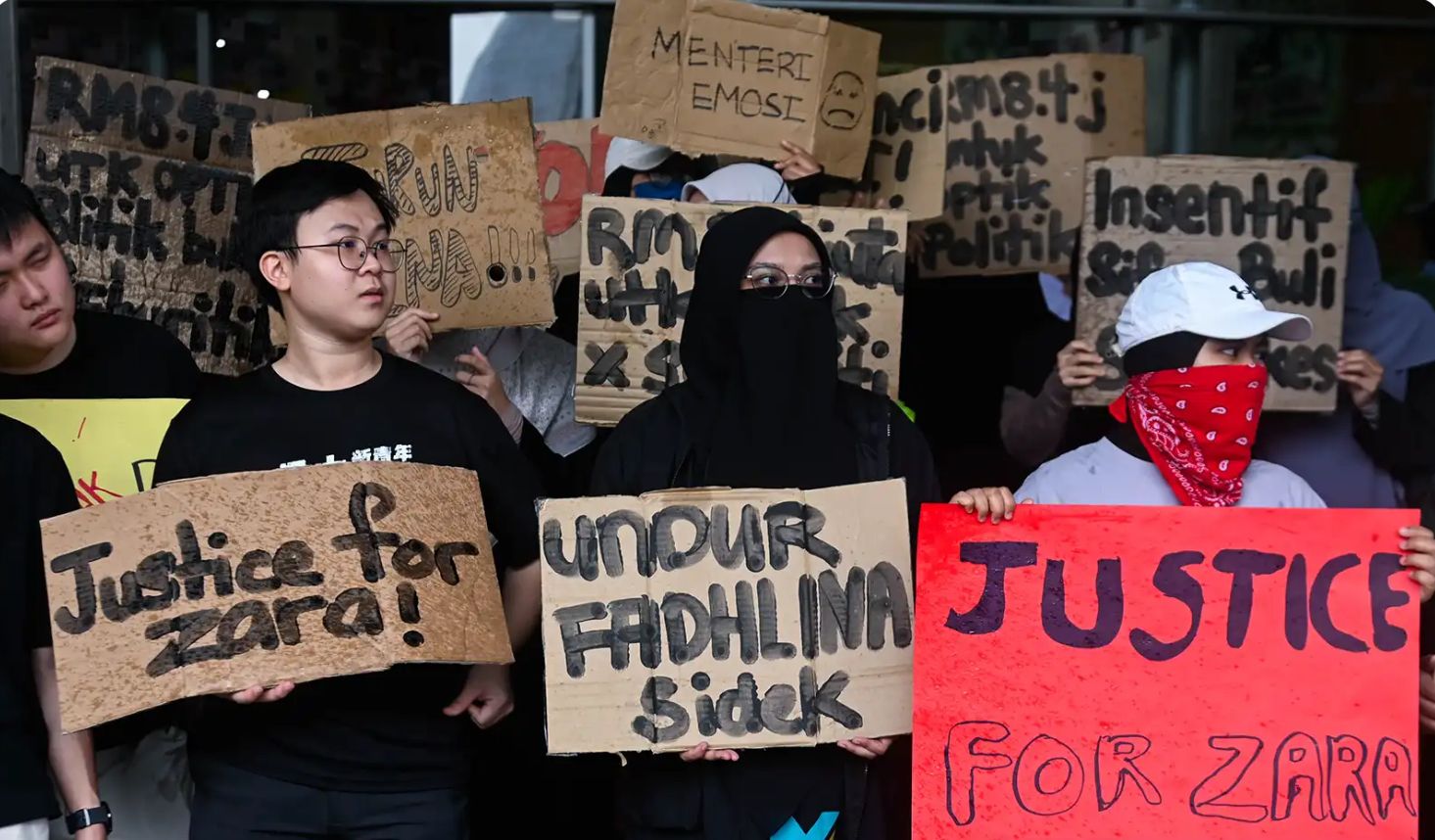 கோரிக்கைகளை நிறைவேற்றுங்கள், இல்லையேல் அமைச்சர் பதவியை ராஜினாமா செய்யுங்கள்: ஃபட்லீனாவிற்கு எதிராக அமைதி மறியல்