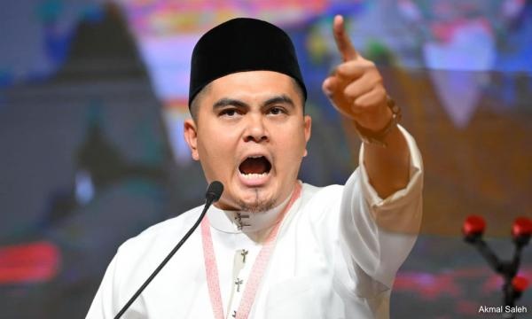 அம்னோ இளைஞர் பிரிவுத் தலைவருடன் தொடர்பைத் துண்டிப்பீர்