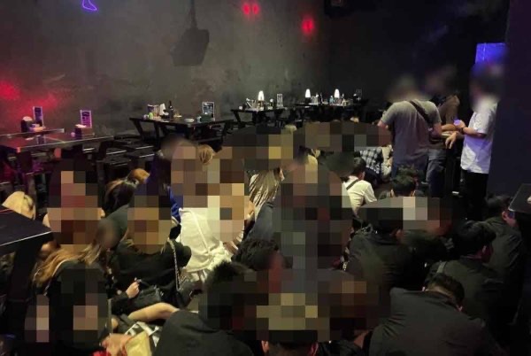 வாடிக்கையாளர்களுக்கு உபசரணைப் பெண்கள்: கேளிக்கை மையத்தில் குடிநுழைவுத்துறை சோதனை