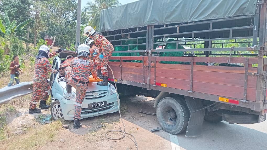 விபத்தில் மூதாட்டி மரணம், அவரின் மகள் படுகாயம்