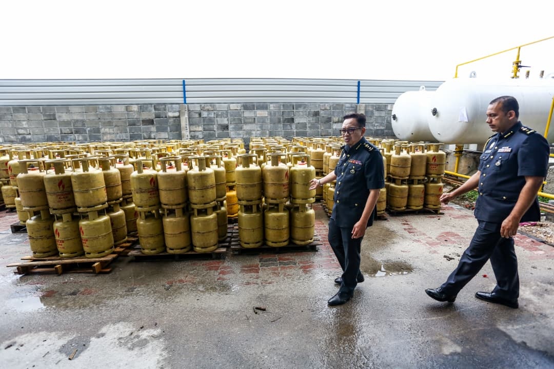 உதவித் தொகைக்குரிய 1,899 எல்பிஜி எரிவாயு சிலிண்டர்கள் பறிமுதல்