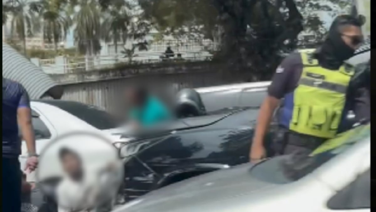 மர்ம நபர்கள் காவல் படையிடமிருந்து தப்பிக்க வாகனங்களை மோதிச் சென்றனர்!