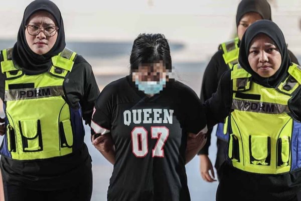 வளர்ப்பு மகளைக் கொன்றதாக மாது மீது கொலைக் குற்றச்சாட்டு