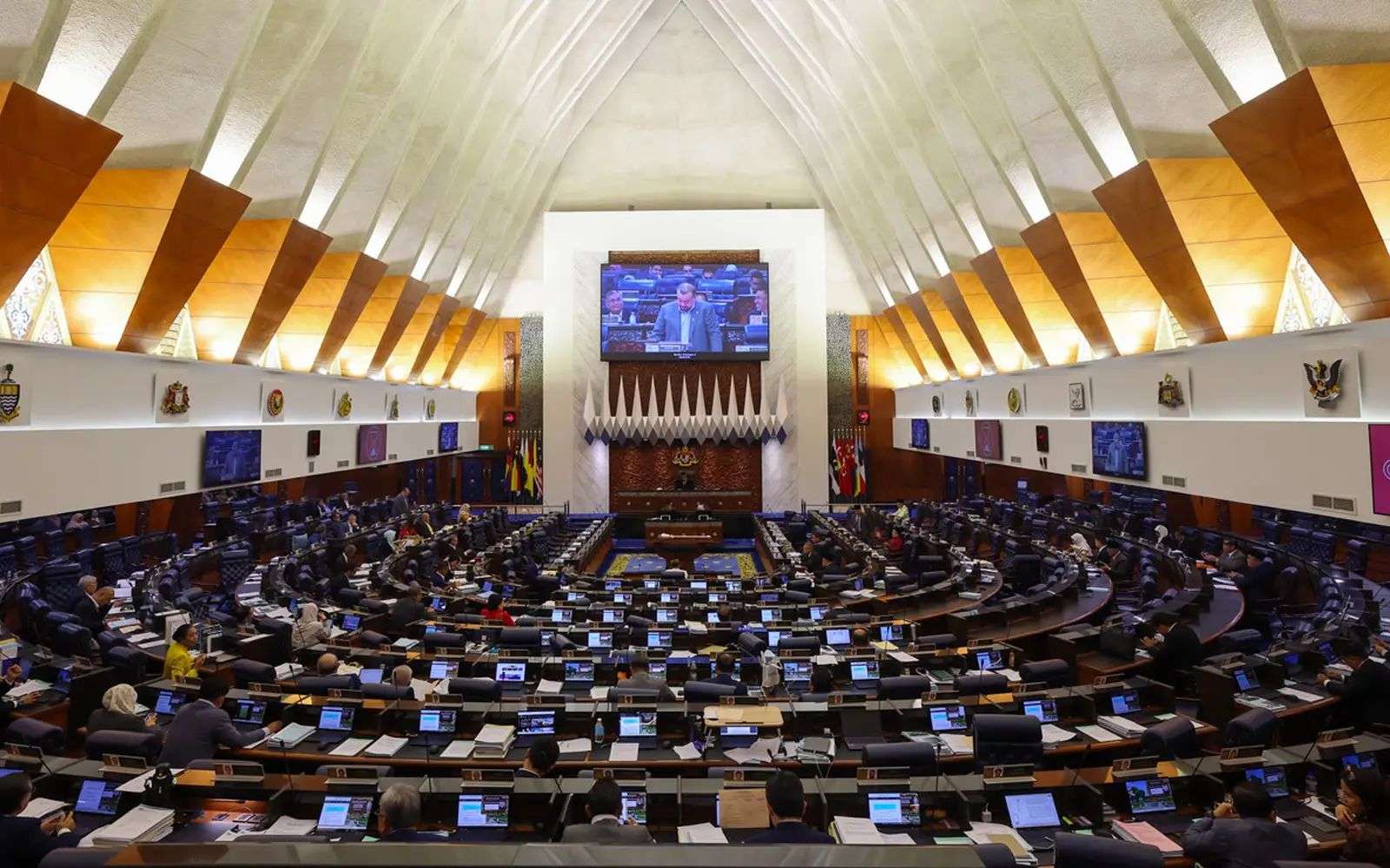 காரசாரமான விவாதங்களுக்குப் பிறகு மக்களவையில் 13 ஆவது மலேசியத் திட்ட மசோதா நிறைவேற்றம்