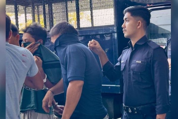 போதைப்பொருள் கடத்தியதாக மருத்துவரின் இரண்டு மகன்கள் மீது குற்றச்சாட்டு