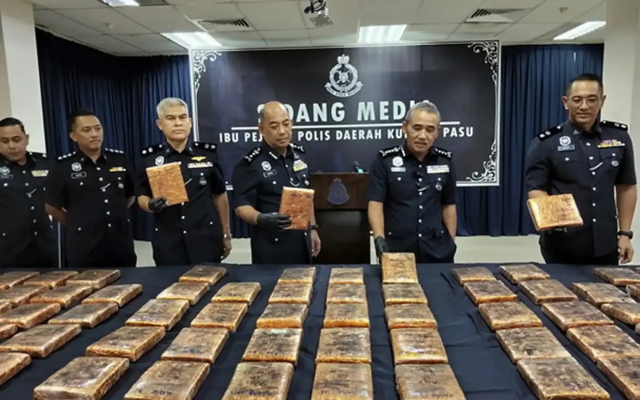 கெடாவில் 3 இலட்சம் ரிங்கிட் கஞ்சா பறிமுதல்: தாய்லாந்தில் இருந்து மோட்டார் சைக்கிளில் கடத்தல் - 4 பேர் கைது!