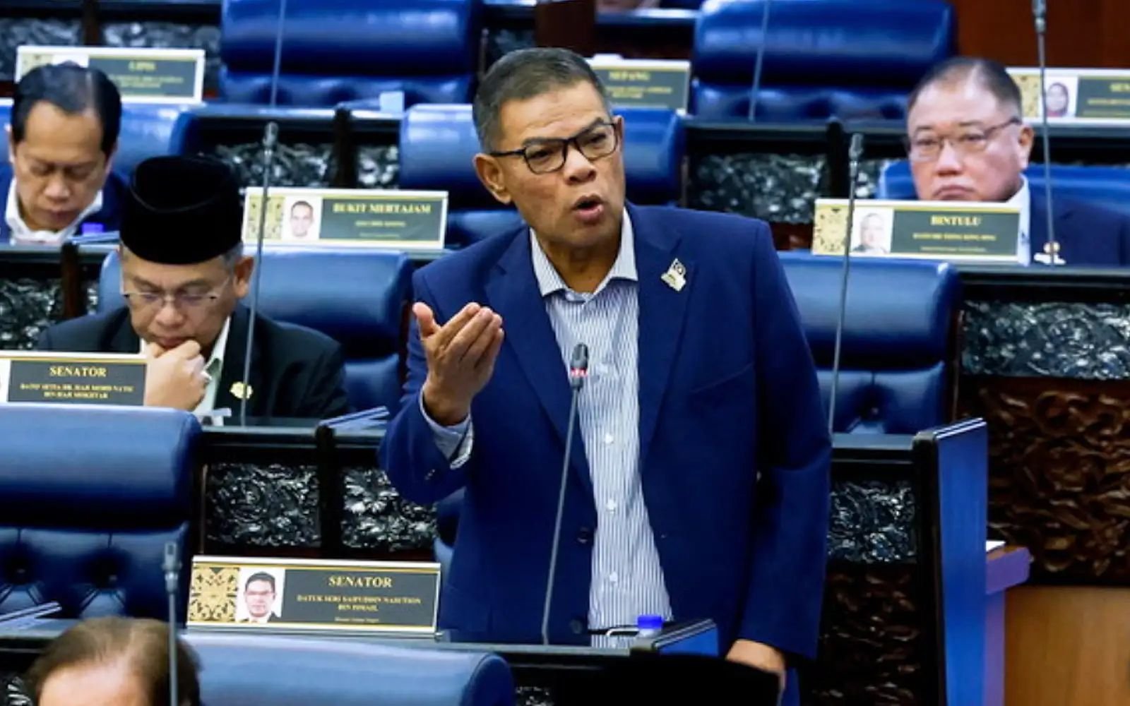 12 வயது சிறார்கள் வாட்ஸ்அப்பில் தங்கள் புகைப்படங்களை விற்கின்றனர்