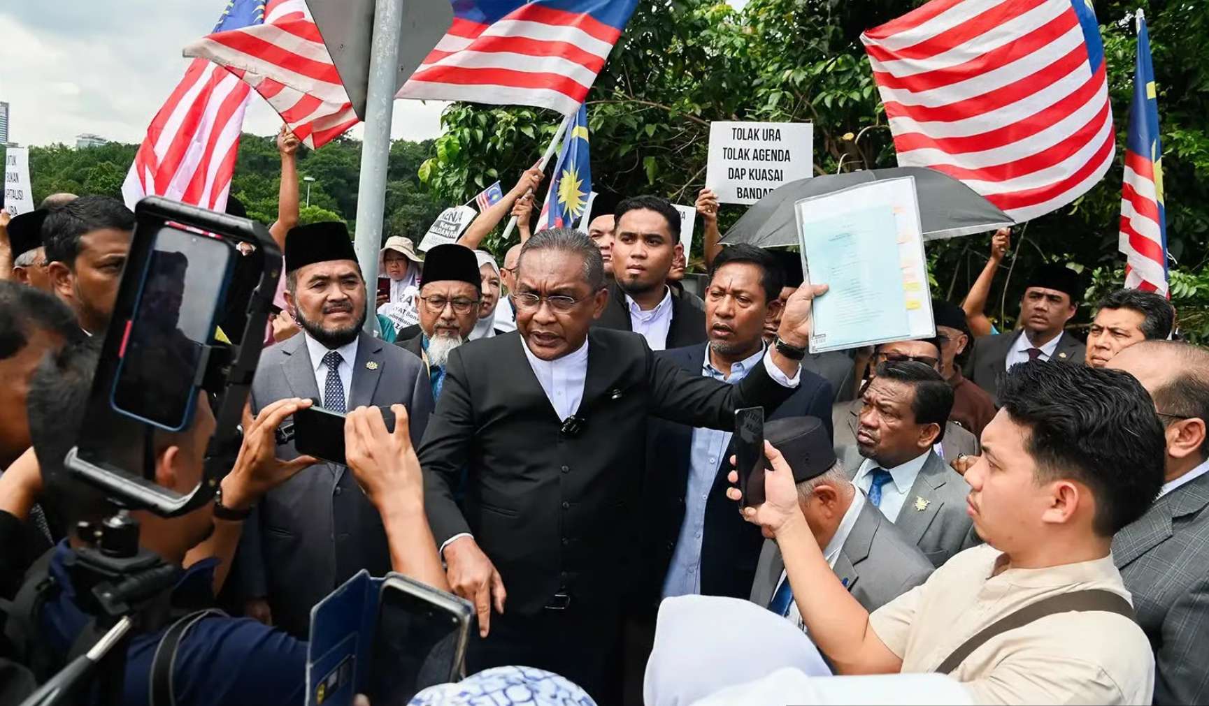 6 மாத கால இடை நீக்கத்தை எதிர்கொள்ளத் தயார் எதிர்கட்சியினர் அறிவிப்பு