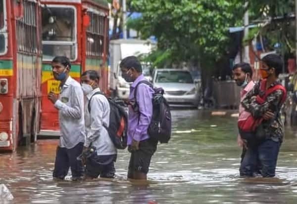மும்பையில் கனமழையால் போக்குவரத்து கடும் பாதிப்பு