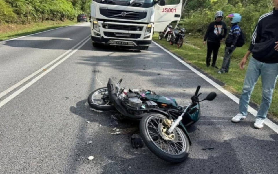 டிரெய்லர் லோரியுடன் மோதி மோட்டார் சைக்கிளோட்டி பலி