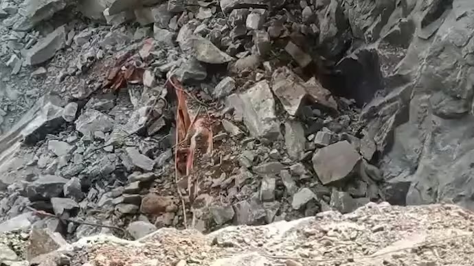 ஆந்திராவில் குவாரியில் பாறைகள் சரிந்து 6 பேர் பலி