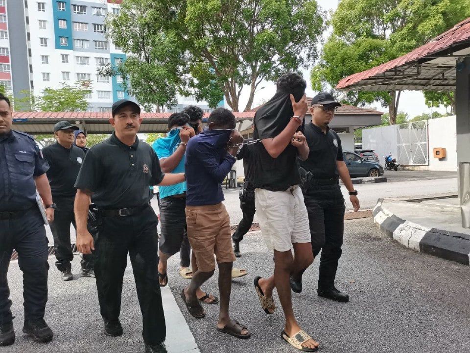 சிறுமியைப் பாலியல் பலாத்காரம் புரிந்ததாக 4 நபர்கள் மீது குற்றச்சாட்டு