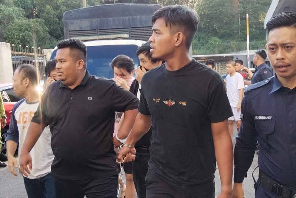 போலீஸ்காரரைப் போல் ஆள்மாறாட்டம்: இரு ஆடவர்கள் மீது குற்றச்சாட்டு