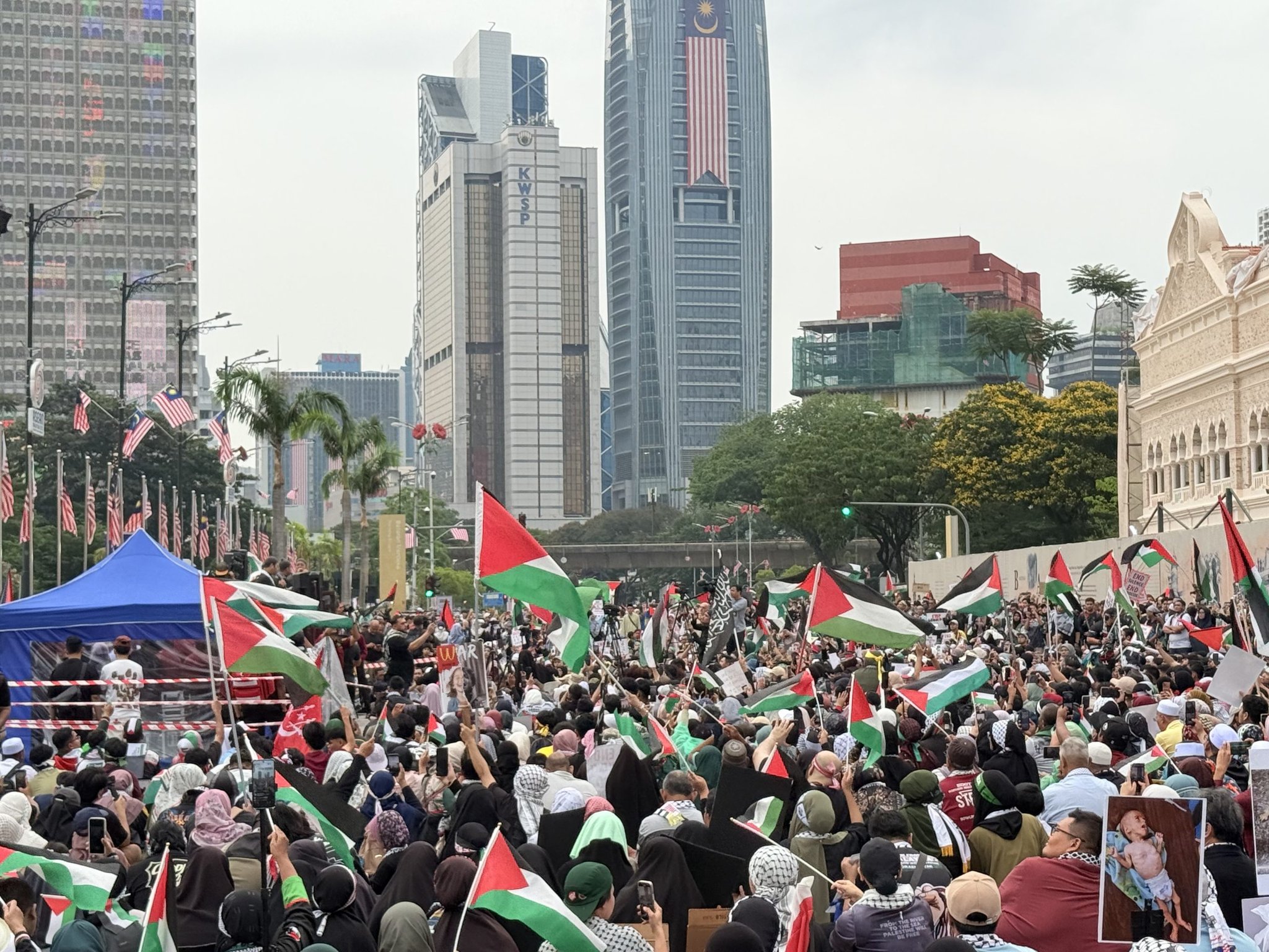 பாலஸ்தீனர் ஆதரவு பேரணி: 2 ஆயிரம் பேர் திண்டனர்