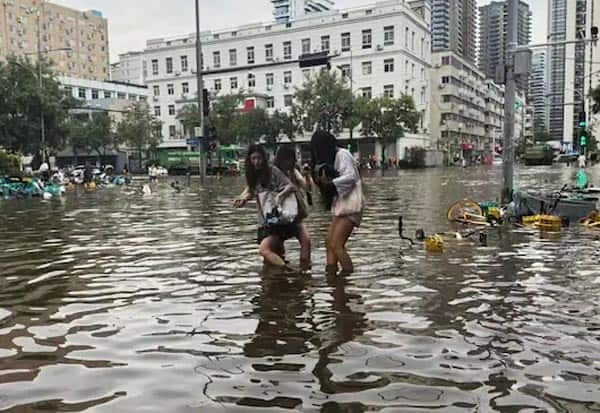 சீனாவில் மோசமான வெள்ளம்: 10 பேர் பலி, 33 பேர் மாயம்