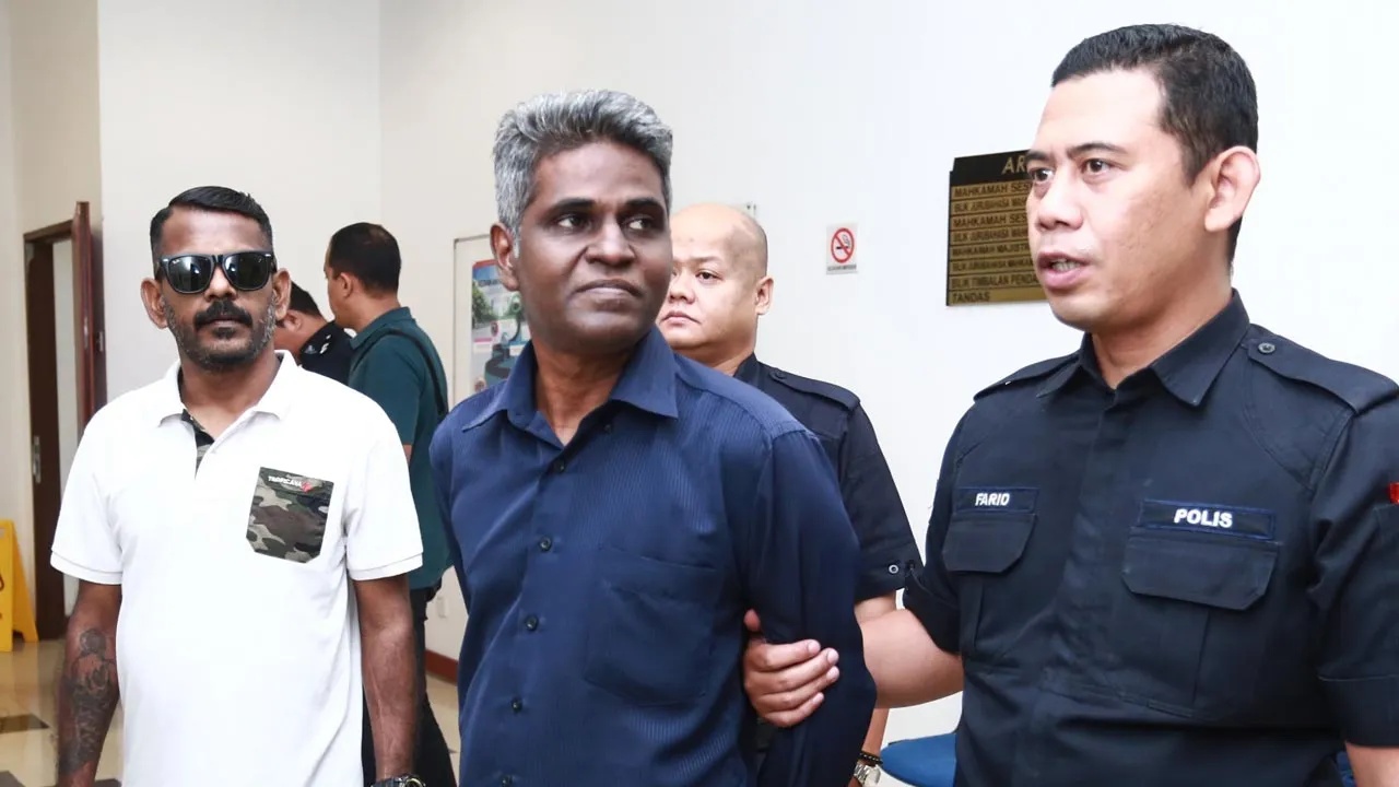 பிரதமரைப் பற்றி பொய்யானத் தகவலை வெளியிட்டதாக முன்னாள் ஆசிரியர் மீது குற்றச்சாட்டு