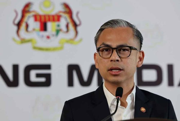 உளவுத்துறையின் இரு அதிகாரிகள் கைது: நாட்டின் பாதுகாப்பு குறித்து பிரதமர் அச்சம்