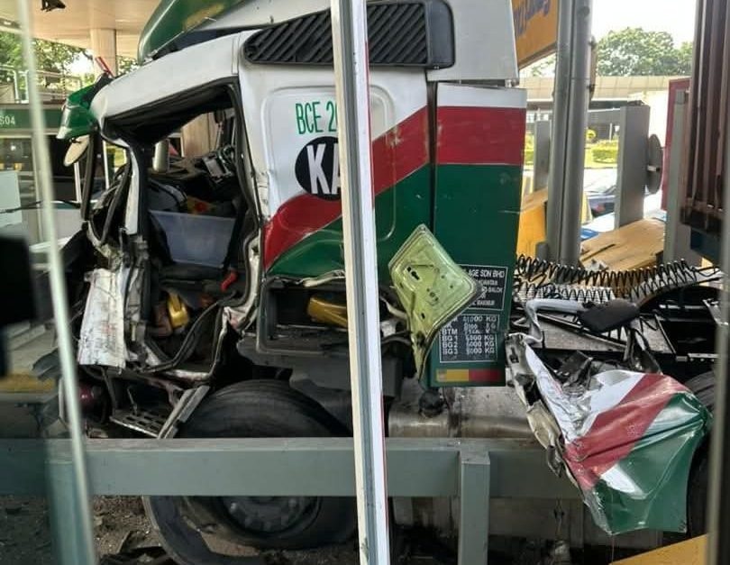 டிரெய்லர் லோரி டோல் சாவடியில் காரை மோதித் தள்ளியது