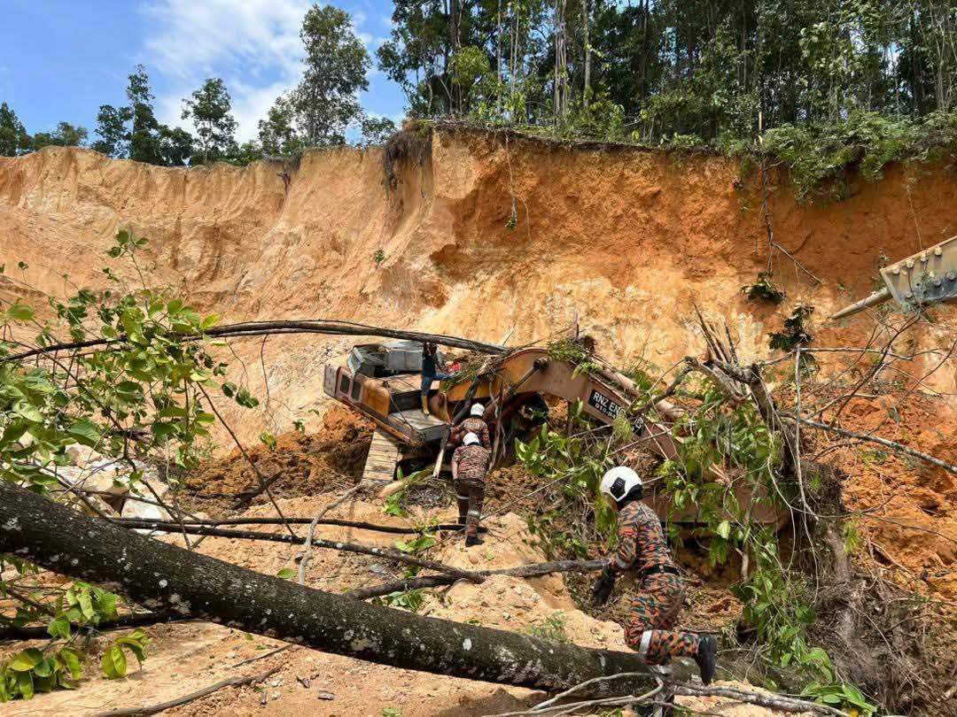 மண்வாரி இயந்திரம் குடை சாய்ந்தது: ஓட்டுநர் பலி