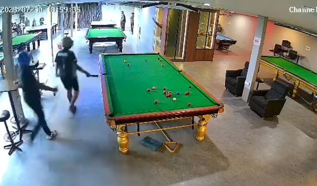 காப்பார் ஸ்நூக்கர் மையத்தில் கொள்ளை: அறுவரைப் போலீஸ் தேடுகிறது