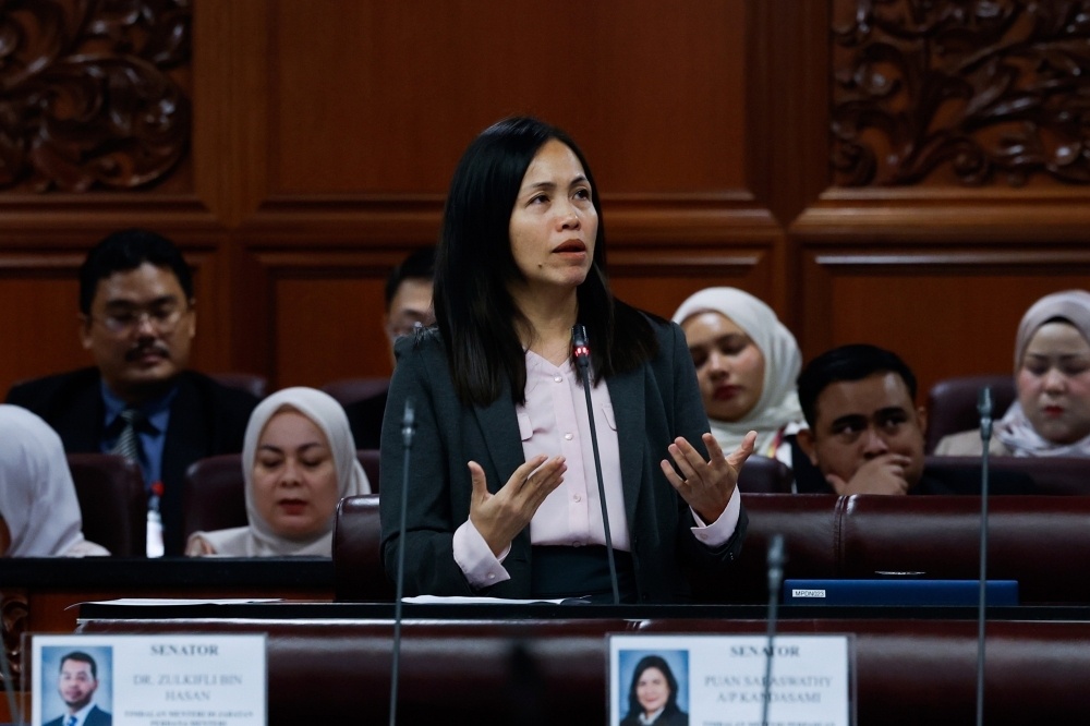 பெண்கள் காலர் சட்டைகள் அணிவது கட்டாயமில்லை, அதைப் பிரச்னையாக்காதீர்- தியோ