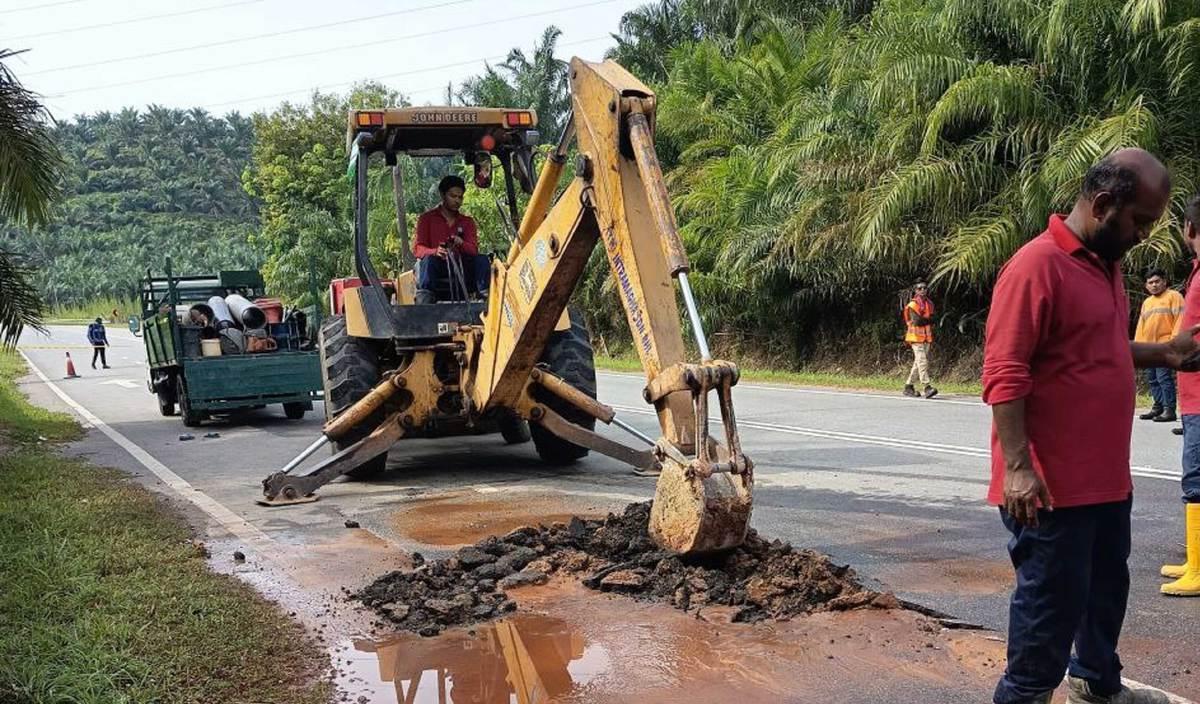 கோலா கெட்டில் பகுதியில் 700 வீடுகளுக்கு குடிநீர்த் தடை:   குழாய் உடைப்பால் ஏற்பட்ட அவதி!