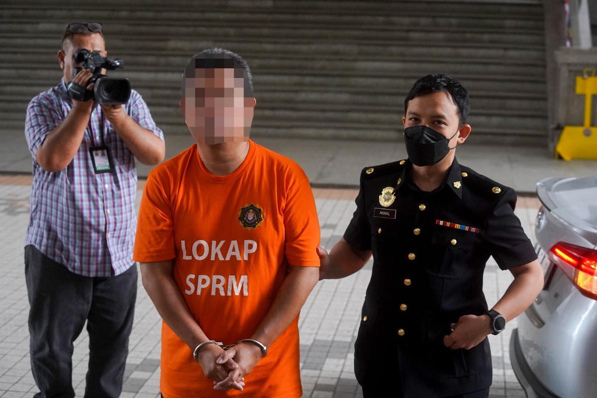 வெளிநாட்டு பயணங்களுக்கான ஏற்பாட்டைப் பெற்ற அரசு இலாகாவின் தலைமை உதவி இயக்குநர் கைது