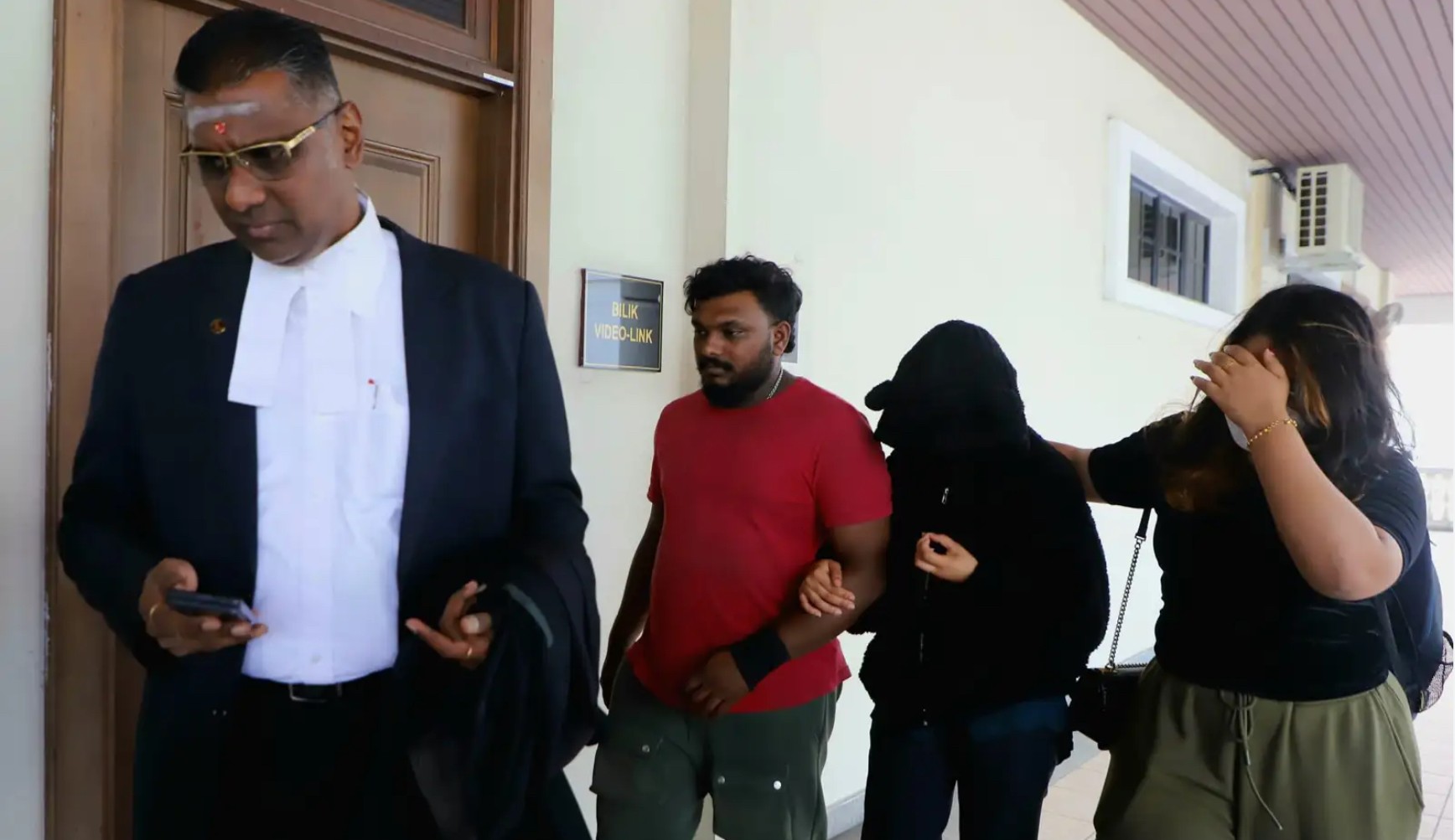 ஈன்றெடுத்த குழந்தையை மாடியிலிருந்து தூக்கி எறிந்த கல்லூரி மாணவிக்கு 10 ஆயிரம் ரிங்கிட் அபராதம்