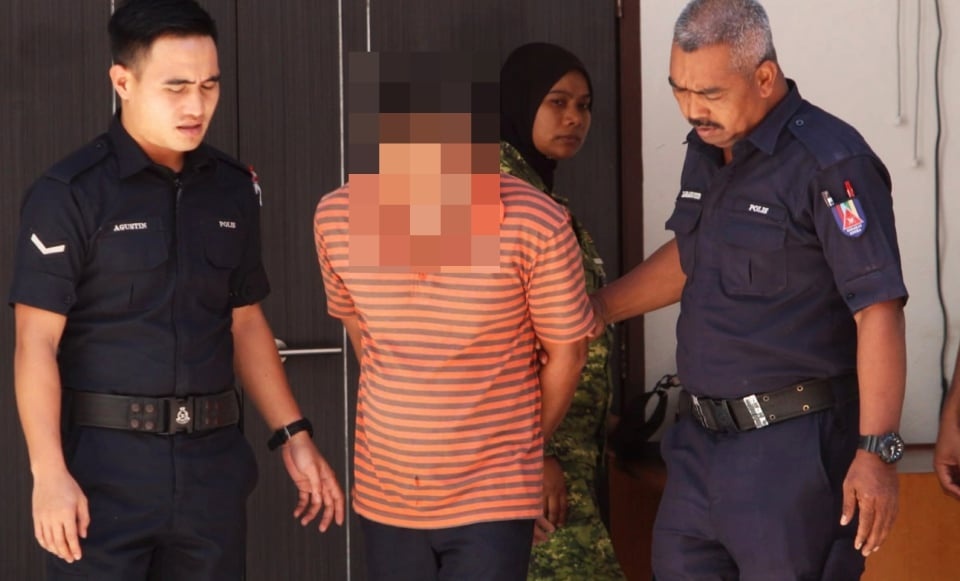 வளர்ப்பு மகளிடம் பாலியல் பலாத்காரம்: தந்தை மீது குற்றச்சாட்டு