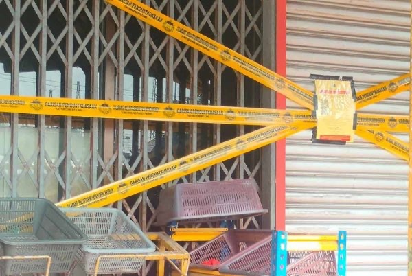 ஜோகூர் கொடியைத் தலைகீழாகக் கட்டியதற்காக பசார் ராயாவை 30 நாட்களுக்கு மூடுவதற்கு உத்தரவு