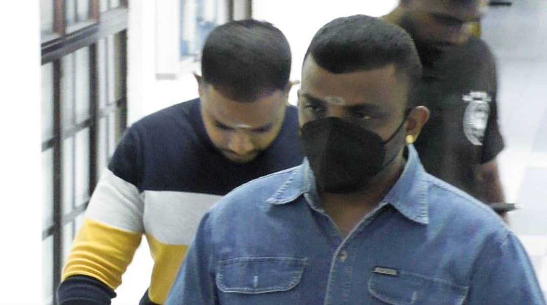 மிரட்டிப் பணம் பறித்ததாக இரண்டு சகோதர்கள் மீது குற்றச்சாட்டு