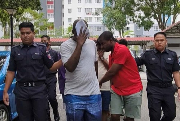 மலேசியப் பெண்ணின் ஏடிஎம் அட்டையை வைத்திருந்த நைஜீரியா ஆடவர் மீது குற்றச்சாட்டு