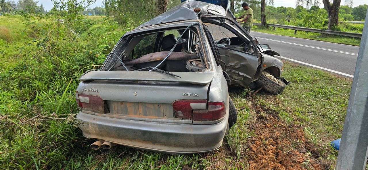 கார் மரத்தில் மோதி ஆடவர் பலி