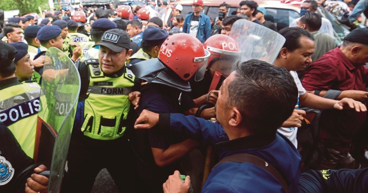 8 பேரைக் குற்றஞ்சாட்டுவதற்கு போலீஸ் படை பரிந்துரை