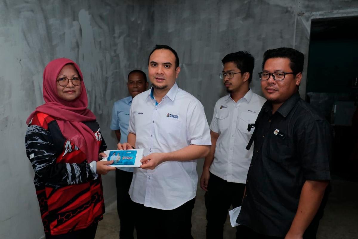 தீ விபத்தில் வீட்டை இழந்த பெண்ணுக்கு பிரதமர் அன்வார் 10,000 ரிங்கிட் நிதியுதவி!