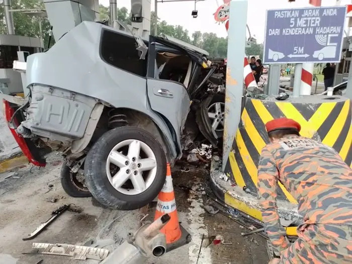 வாகனம் டோல் சாவடியை மோதியதில் ஒரு வயது குழந்தை பலி