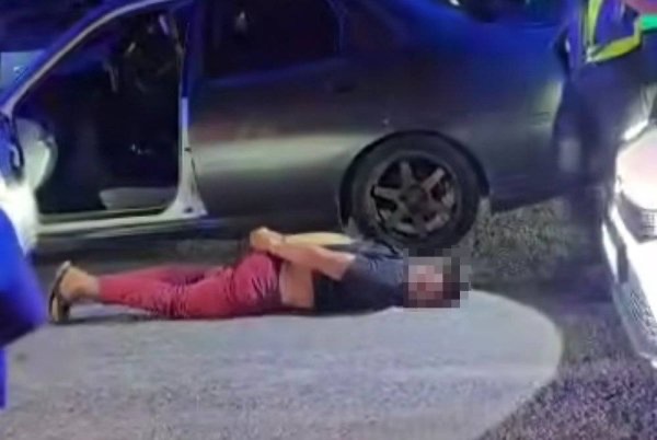 போலீஸ் சோதனையிலிருந்து தப்பிக்க முயற்சித்த மூவர் வளைத்துப் பிடிக்கப்பட்டனர்