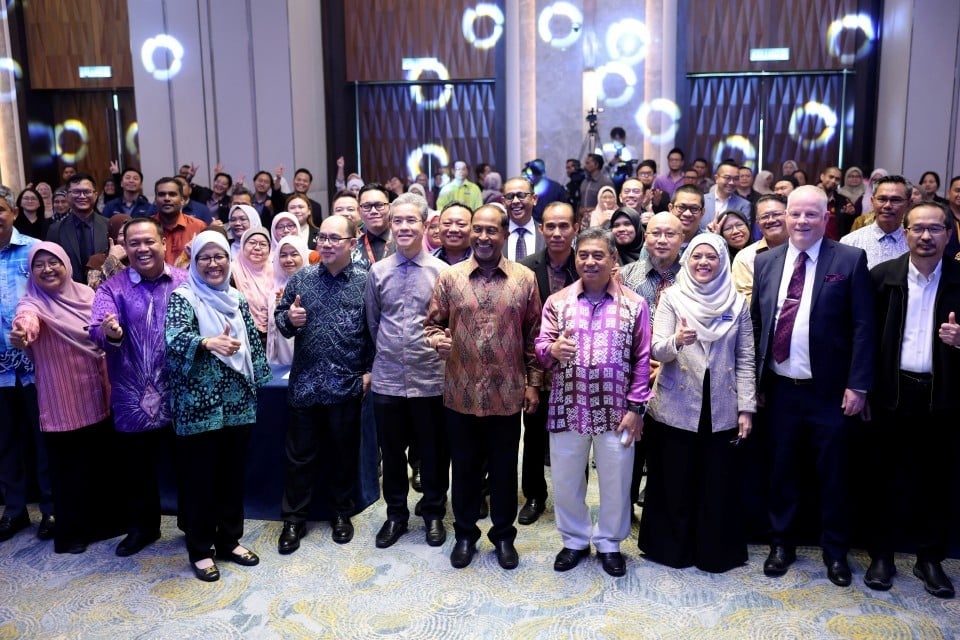 சந்தைத் தேவைக்கு ஏற்ப உள்ளூர் பொதுப் பல்கலைக்கழகங்களில் பயிற்சித் திட்டங்கள் இல்லையா?