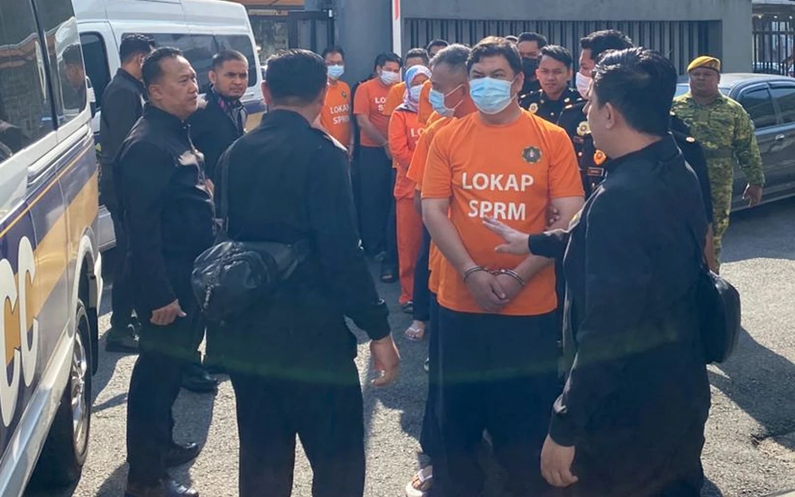 லஞ்ச ஊழல், 7 அமலாக்க அதிகாரிகள் உட்பட 12 பேர் கைது