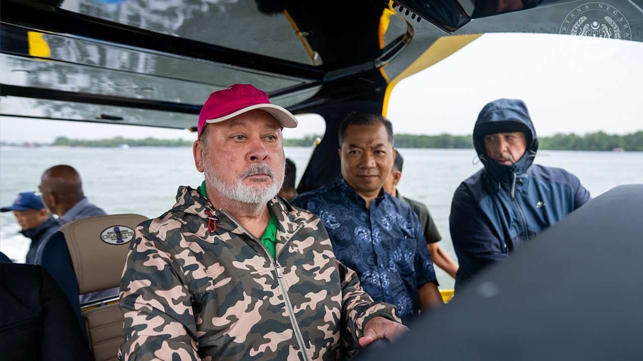 ஜோகூரின் நீர் நிலைகளைப் பார்வையிட்டார் மாமன்னர்