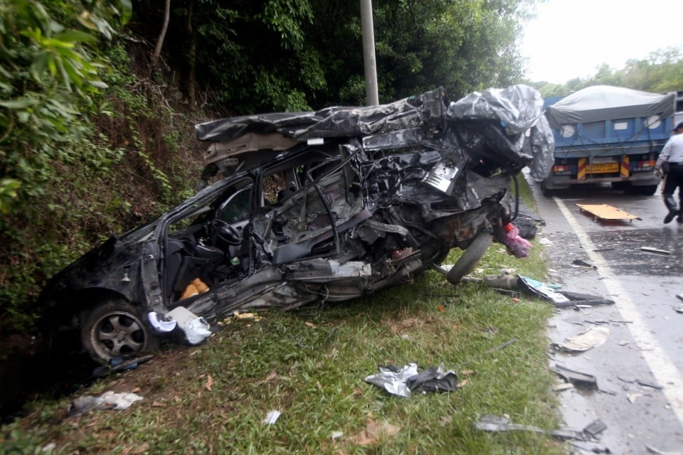 அந்த ஐந்து மாணவர்கள் சென்ற கார் வேகக் கட்டுப்பாட்டை இழந்தது