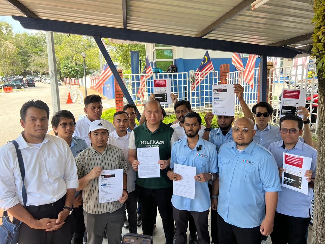 பிரதமர் வீட்டை எரிப்பதற்கு மிரட்டல் விடுப்பதா? போலீசில் புகார்