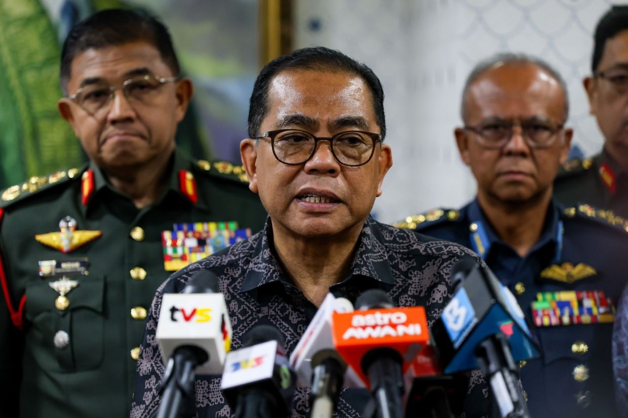 பலாப்ஸ் பயிற்சியாளர் விவகாரத்தில் யூகங்கள் வேண்டாம் – தற்காப்பு அமைச்சர் வேண்டுகோள்