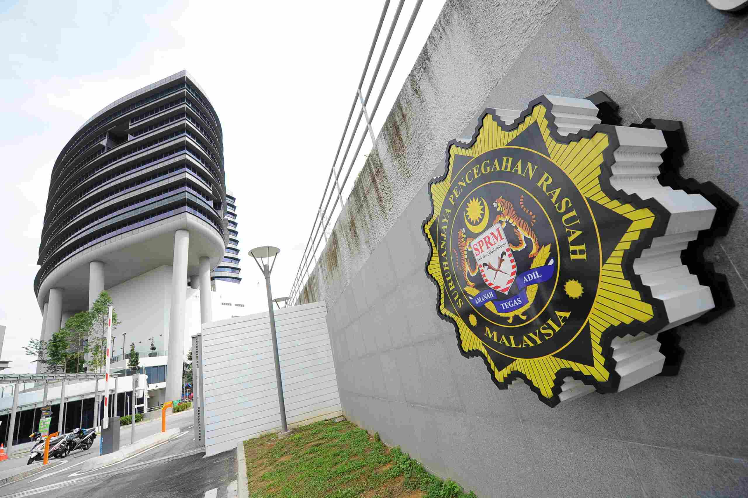 குடிநுழைவு அதிகாரியின் வங்கிக் கணக்கில் 15 லட்சம் ரிங்கிட் கண்டுபிடிப்பு