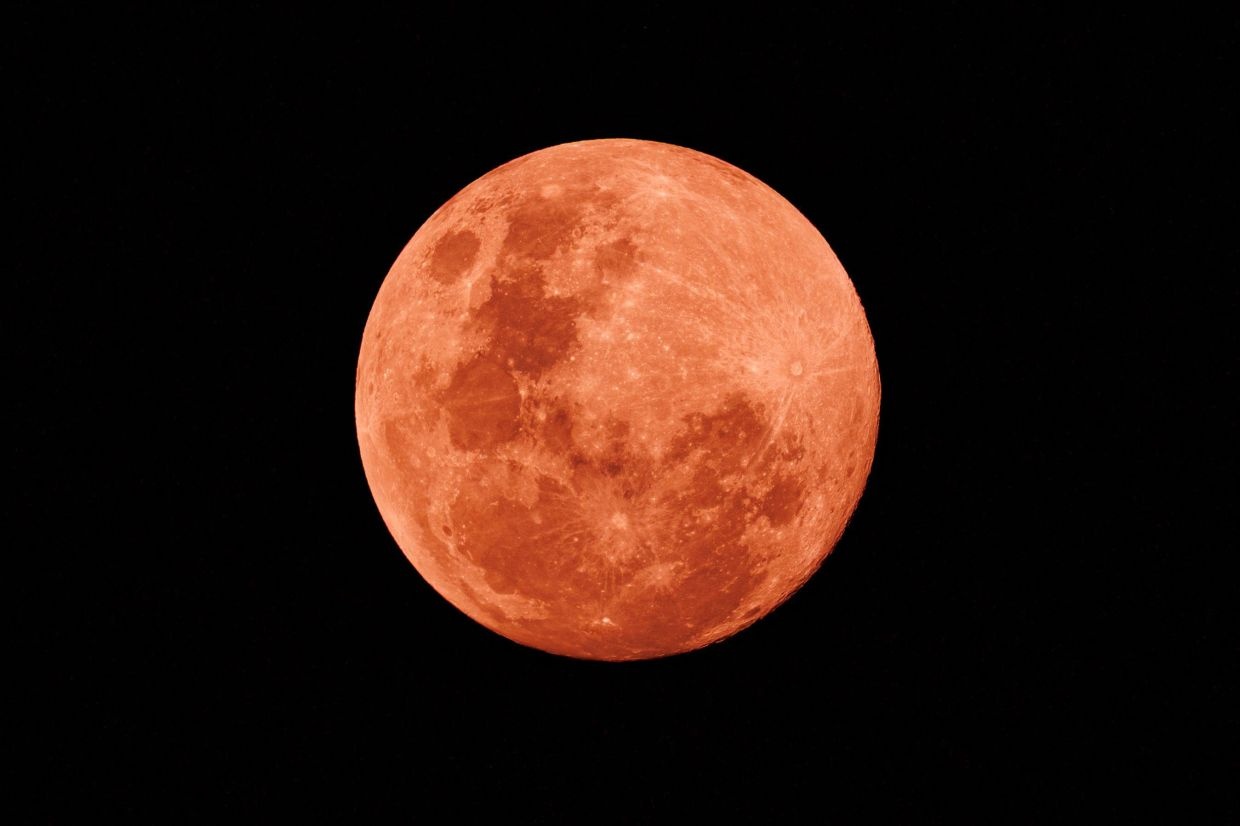 அரிய வானியல் நிகழ்வு: 'பிளட் மூன்' எனும் 'ரத்த நிலா’