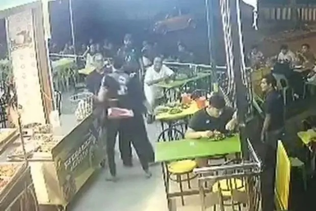 சிகரெட் புகைத்ததால் உணவகத்தில் சண்டை